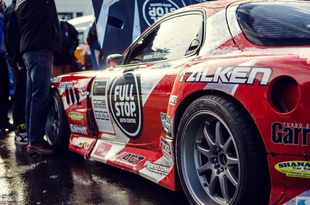 automobile-1191111_1280